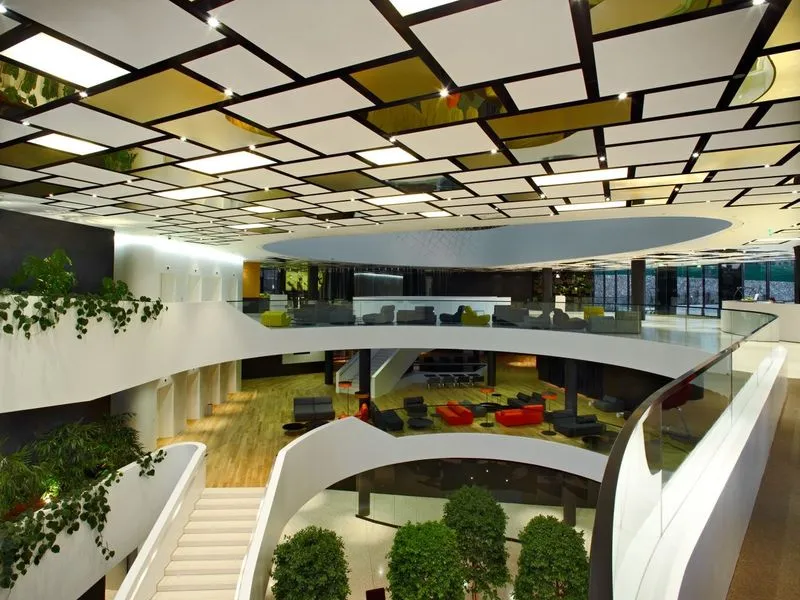 Потолок Armstrong Neeva в интерьере